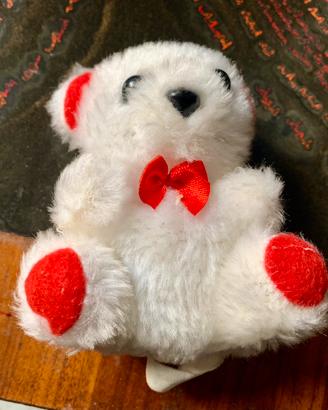 Orsetto di peluche bianco e rosso