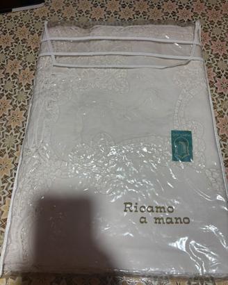 Coperta matrimoniale di lino ricamato a mano