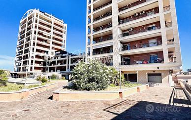 Locale Commerciale Centro 140mq vista mare con uso