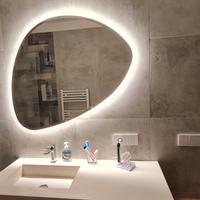 Specchio bagno a forma di con LED - Design moderno