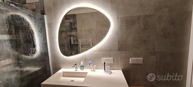 Specchio bagno a forma di con LED - Design moderno