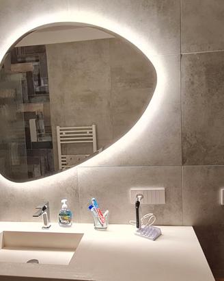 Specchio bagno a forma di con LED - Design moderno