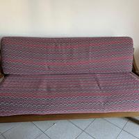 Divano in legno con struttura solida