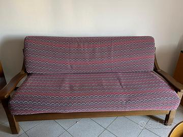 Divano in legno con struttura solida