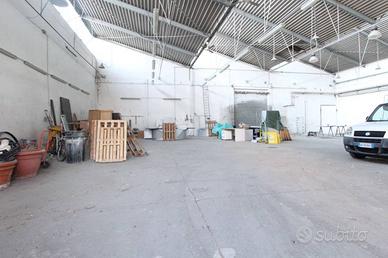 Immobile di 800 m² con 4 locali a Modena
