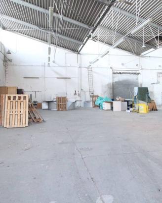 Immobile di 800 m² con 4 locali a Modena