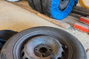 4 ruote complete (pneumatici + cerchi in acciaio)