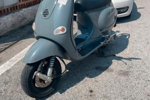 Vespa scooter moto