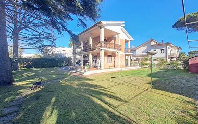 Villa Unifamiliare con Terrazzi e ampio Giardino