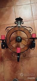 Lampadario in ferro battuto e ruota in legno