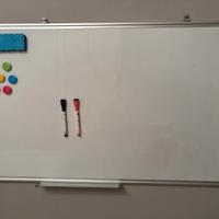 Lavagna da muro con calamite e penne cancellabili