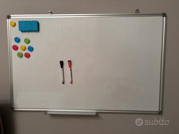 Lavagna da muro con calamite e penne cancellabili