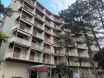 Piazza centrale Lignano Pineta fronte mare con pis