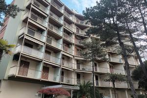 Piazza centrale Lignano Pineta fronte mare con pis