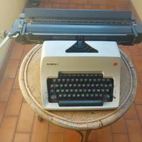 Macchina da scrivere Olympia Internetional