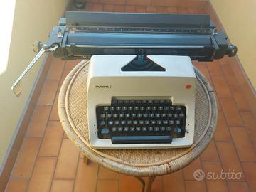 Macchina da scrivere Olympia Internetional