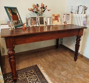 Tavolo in noce, gambe tornite.