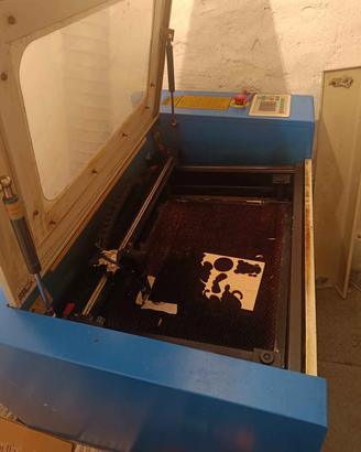 Macchina laser per taglio e incisione