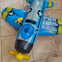 gonfiabile cavalcabile a forma di aereo