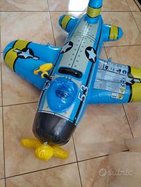 gonfiabile cavalcabile a forma di aereo