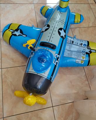 gonfiabile cavalcabile a forma di aereo