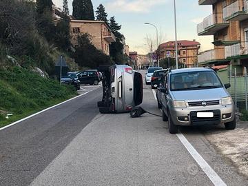 SSANGYONG Tivoli incidentata anno 2020