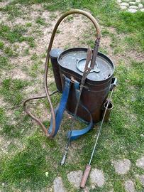 Pompa irroratrice antica per verderame