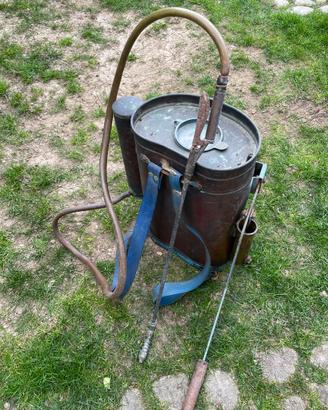 Pompa irroratrice antica per verderame