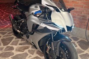 YAMAHA R1 2024