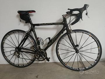 Bicicletta da corsa in carbonio