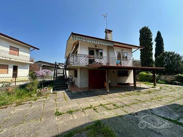 CASA SINGOLA CON PORTICATO ESTERNO