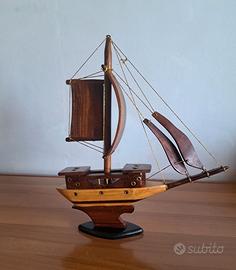 Modellino barca a vela