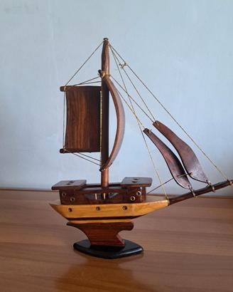 Modellino barca a vela