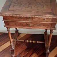 Tavolino in legno con portagioie