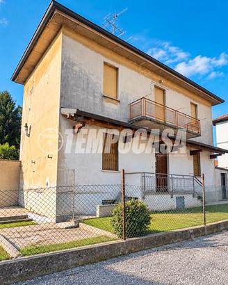 Villetta da ristrutturare con giardino