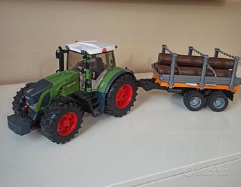 Trattore BRUDER Fendt con rimorchio legna