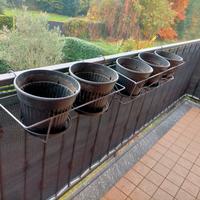 Vasi con sotto piatto grigio portavasi in metallo