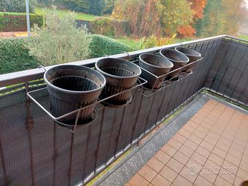 Vasi con sotto piatto grigio portavasi in metallo