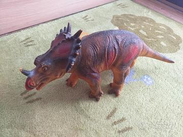 Dinosauro di gomma gigante