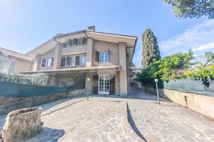 PORZIONE DI BIFAMILIARE A ROMA