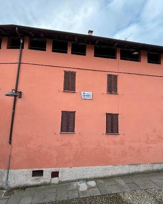 Porzione di casa con 2 unità, box e giardino
