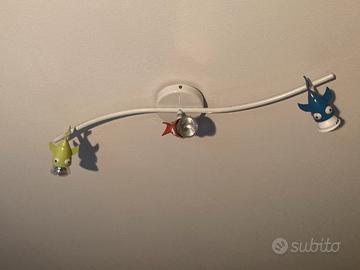 Lampada a tre luci con pesci colorati