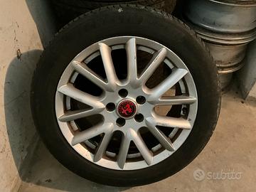 Cerchi in lega 17” con gomme Pirelli