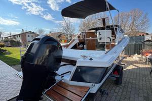 Barca Rio Cabin 580 con fuoribordo Mercury EFY 100