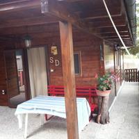 Casetta in legno con roulotte