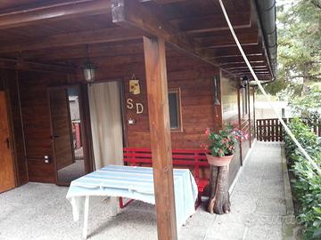 Casetta in legno con roulotte
