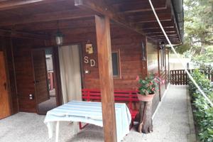 Casetta in legno con roulotte