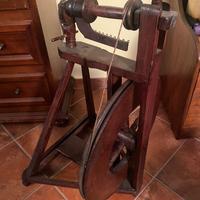 Antico arcolaio (filarino) di legno con pedaliera
