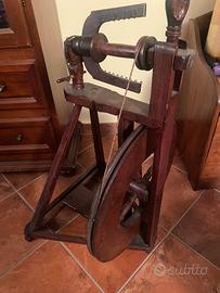 Antico arcolaio (filarino) di legno con pedaliera