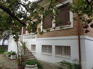 Villa anni '50 a soli 100 mt. dal mare